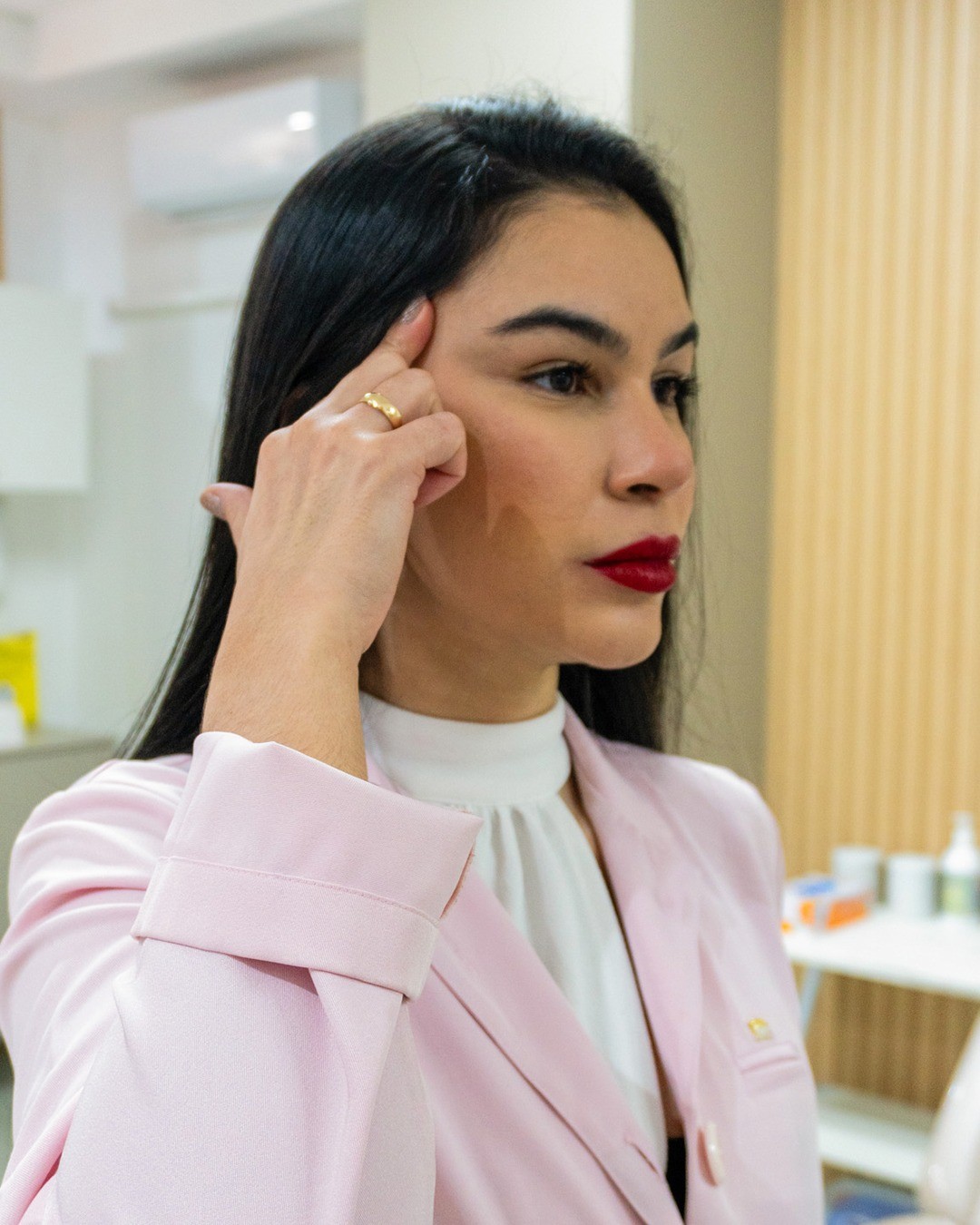 Profissional da Gama Clinic em avaliação facial